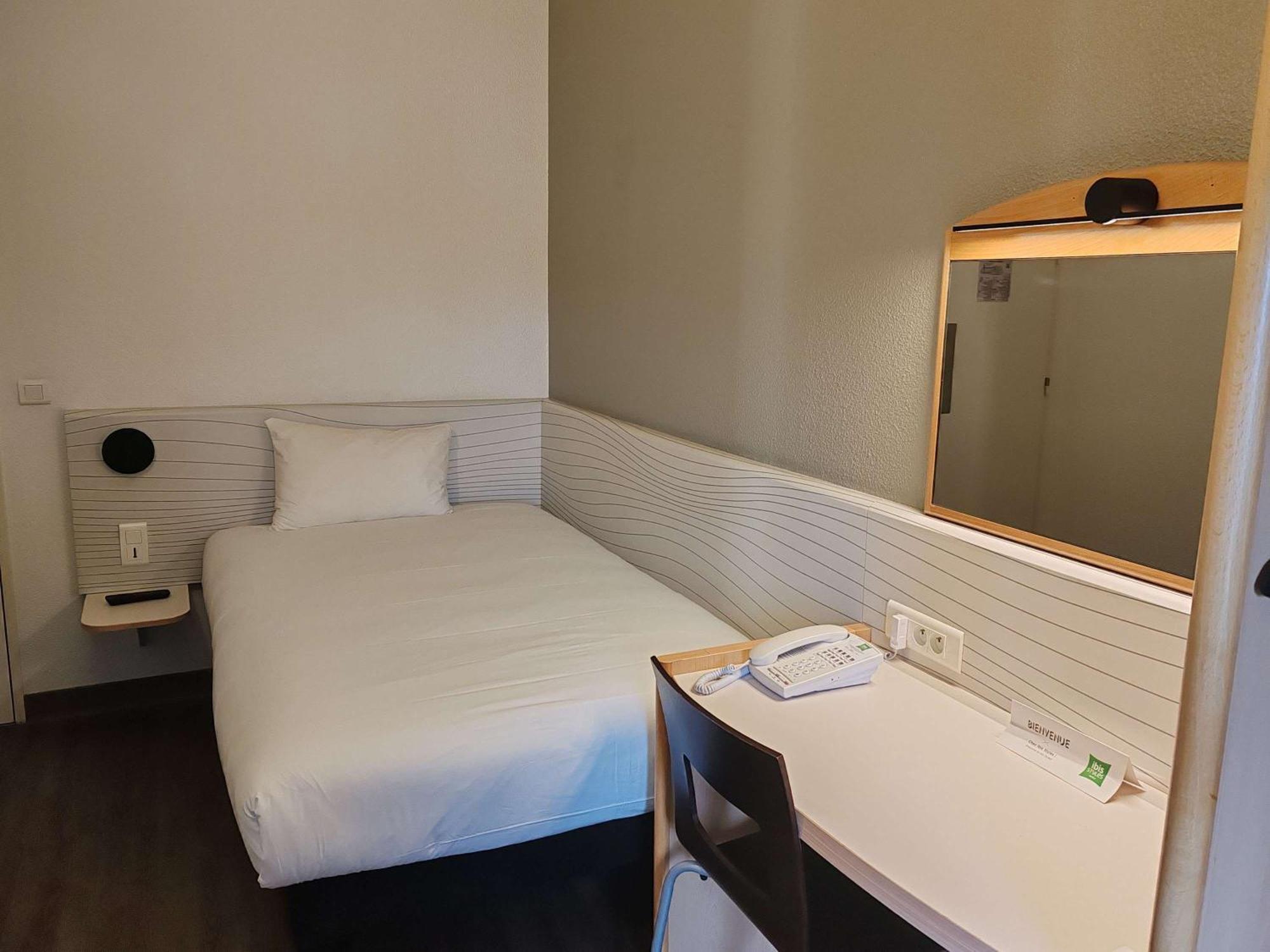 Ibis Styles Paris Poissy Hotel Exterior foto